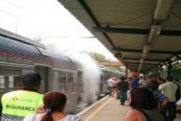 Marcos-8489f Trem da CPTM vira maria-fumaça após falha