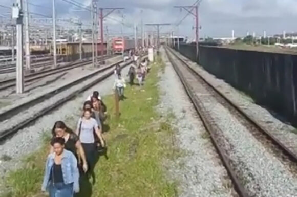 Passageiros relatam fogo em vagão da Linha 12 – Safira; CPTM nega princípio de incêndio Passageiros relatam fogo em vagão da Linha 12 Safira